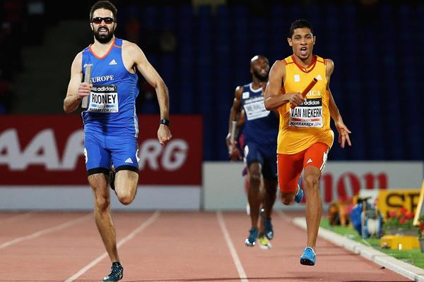 Wayde van Niekerk anchors Africa to victory in the 4x400m at the IAAF Continental Cup, Marrakech 2014 (Getty Images)