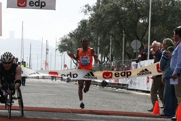 All smiles - Zersenay Tadese smashing the World Record in the Half Marathon in Lisbon (Marcelino Almeida)