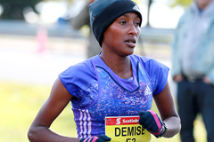 Shure Demise on her way to winning the Toronto Waterfront Marathon (Organisers / Victah Sailer)