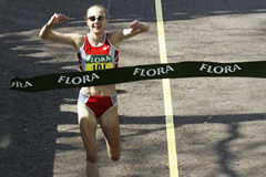 Paula Radcliffe crosses the finish at the 2003 London Marathon (Getty Images)
