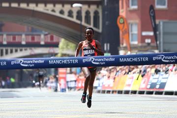 Tirunesh Dibaba winning the 2016 Great Manchester Run (Phil Oldham/Organisers)