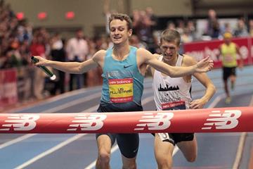 Erik Sowinski holds off Mike Rutt to get the 4x800m world indoor record at the 2014 New Balance Indoor Games in Boston  (Andrew McClanahan / Photorun)
