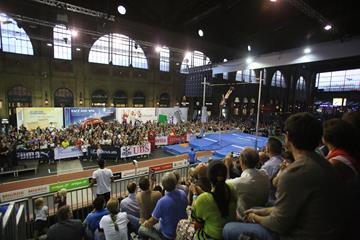 Men's pole vault at Zurich Main Railway Station, 2015 IAAF Diamond League final (Jean-Pierre Durand)