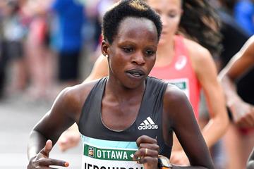 Peres Jepchirchir en route to victory at the Ottawa 10K (Bruce Wodder/Photo Run)