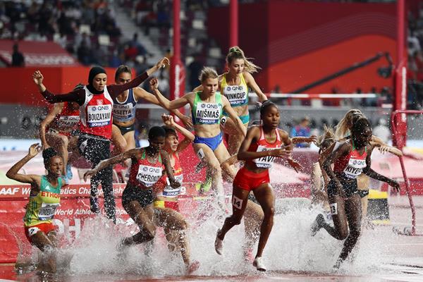 Opening round action in the women's 3000m steeplechase (Getty Images)