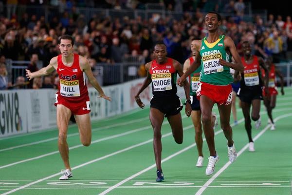 Yomif Kejelcha wins the 3000m from Ryan Hill at the IAAF World Indoor Championships Portland 2016 (Getty Images)