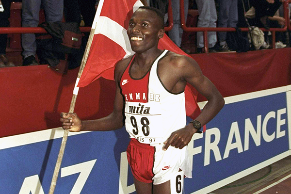 Wilson Kipketer after setting the 800m world indoor record at the 1997 IAAF World Indoor Championships (Getty Images)
