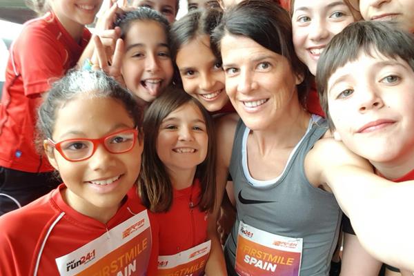Ruth Beitia with Kids Mile Run participants in Castellon (Organisers)