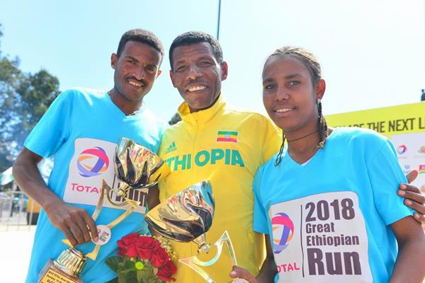 Great Ethiopian Run winners Hagos Gebrhiwet and Fotyen Tesfaye with Haile Gebrselassie (Jiro Mochizuki)