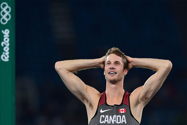 Derek Drouin después de ganar el salto de altura en los Juegos Olímpicos de Río 2016 (AFP / Getty Images)
