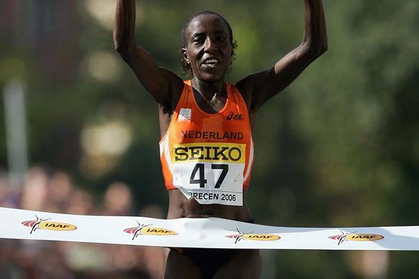 Lornah Kiplagat wins the women's race at the 2006 IAAF World Road Running Championships in Debrecen (Getty Images)
