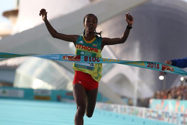 Netsanet Gudeta Kebede clocking 1:06:11 world record in Valencia (Jean Pierre Durand)