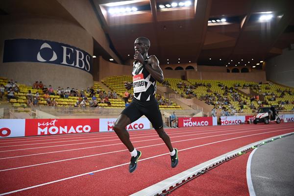 Joshua Cheptegei on his way to a world 5000m record in Monaco (Getty Images)