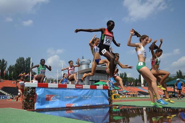 The girls' 2000m steeplechase final at the 2013 IAAF World Youth Championships (Getty Images)