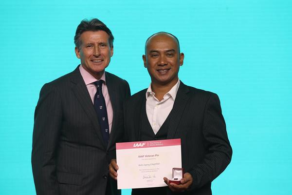 Robin Sapong Eugenio receives his World Athletics Veteran Pin from President Sebastian Coe (Getty Images)