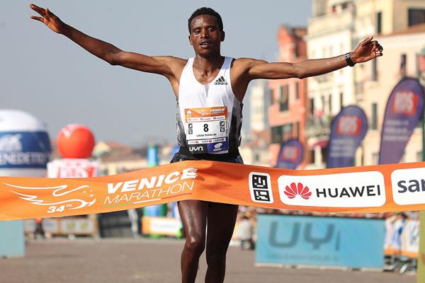 Tesfaye Anbesa Lencho wins the Venice Marathon (Giancarlo Colombo)