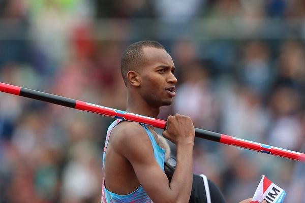 Mutaz Barshim steals the high jump bar at Birmingham Diamond League (Getty Images)