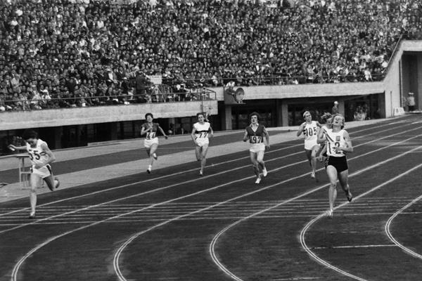 Ann Packer and Betty Cuthbert in the 1964 Olympic 400m final (Getty Images)
