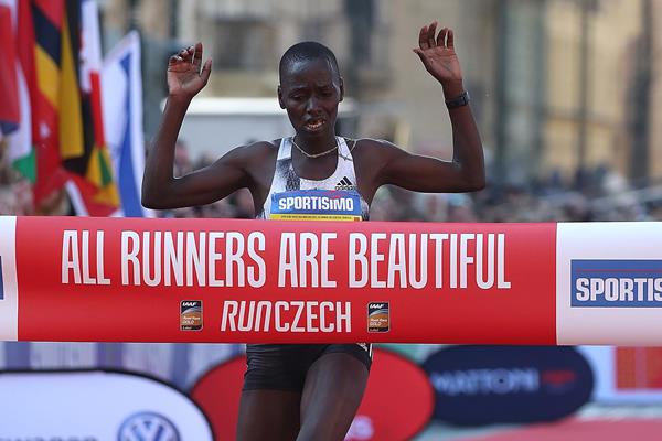 Caroline Chepkoech Kipkirui winning the Prague Half Marathon (Giancarlo Colombo/organisers)