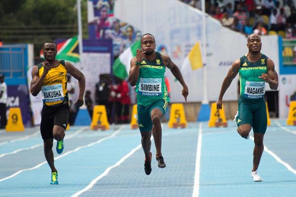 Akani Simbine taking the African 100m title in Asaba (Bob Ramsak)