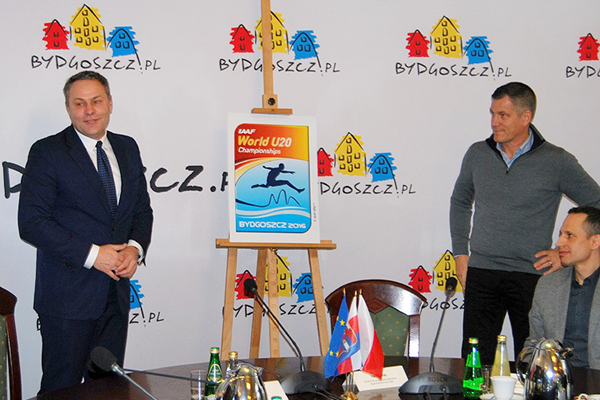Mayor of Bydgoszcz Rafal Bruski unveils the logo for the IAAF World U20 Championships Bydgoszcz 2016 (PZLA)