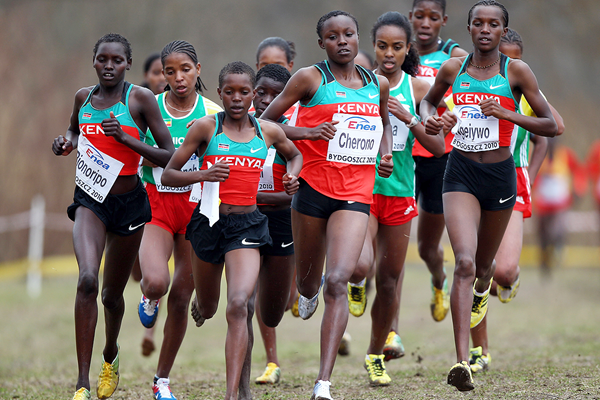 Kenya's Mercy Cherono leads the U20 women's race at the 2010 IAAF World Cross Country Championships (Getty Images)