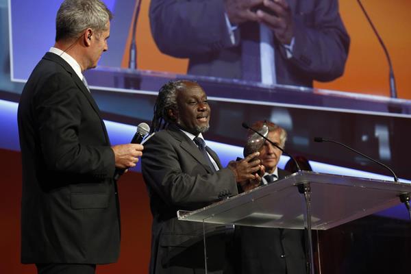 Ernest Obeng accepts the IOC Grand Prize at the Golden Podium Awards (Sportel)