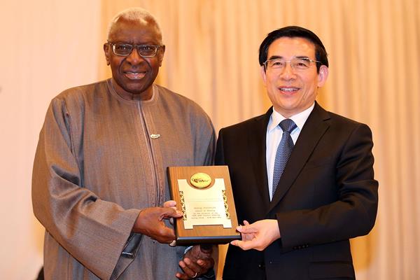 IAAF President Lamine Diack presents Beijing Mayor Wang Anshun with an IAAF Honorary Plaque (IAAF)
