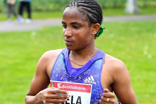 Koren Jelala en route to her victory at the 2016 Ottawa Marathon (Bruce Wodder)