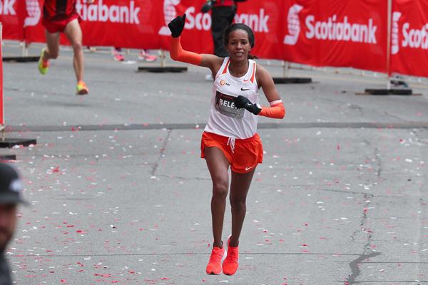Mimi Belete en route to her course record in Toronto (Victah Sailer)