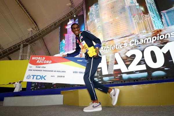 Wil London with the mixed 4x400m relay team's world record bonus check at the IAAF World Athletics Championships Doha 2019 (Getty Images)