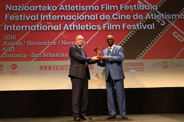 Long jump legend Bob Beamon receives the special Achilles Prize at FICA in San Sebastian from IAAF Heritage Department Director Chris Turner (Organisers)
