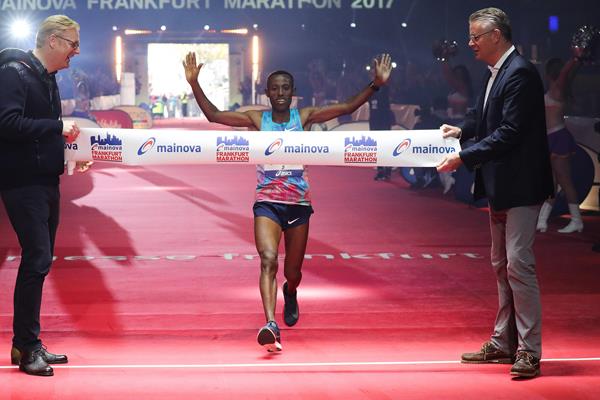 Shure Kitata Tola wins the 2017 Frankfurt Marathon (Victah Sailer/organisers)