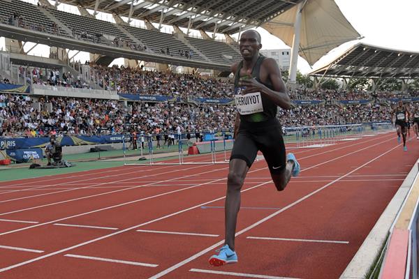 Timothy Cheruiyot notches a world lead in Paris (Kirby Lee)