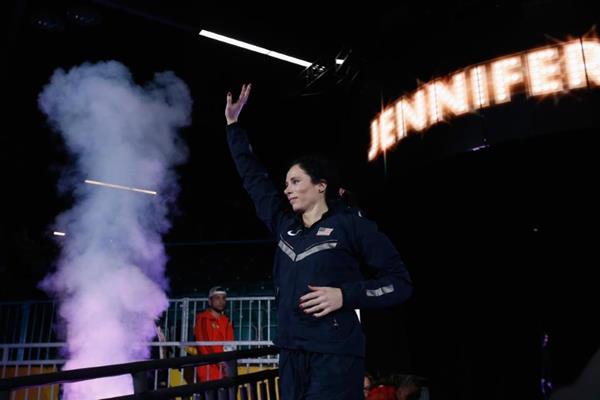 Jenn Suhr enters the arena at the IAAF World Indoor Championships Portland 2016 (Getty Images)