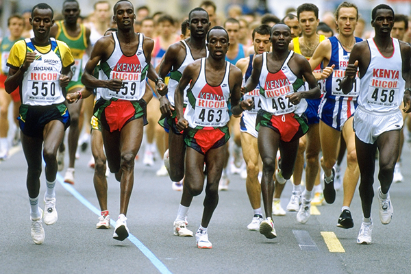 Moses Tanui (462) on his way to winning the 1995 world half-marathon title (Getty Images)