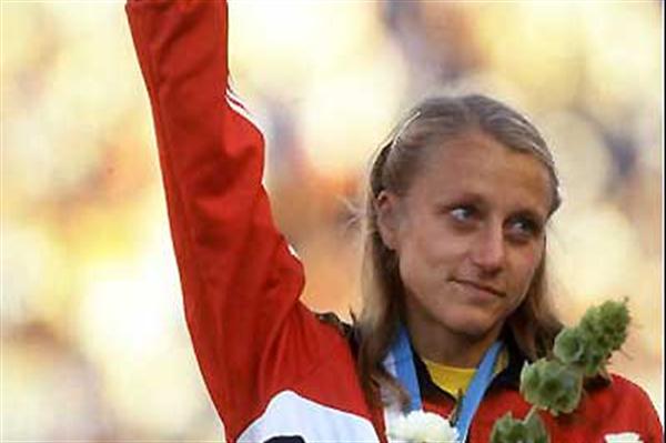 Grete Waitz salutes the Helsinki crowd after her 1983 World Championship win (Getty Images)