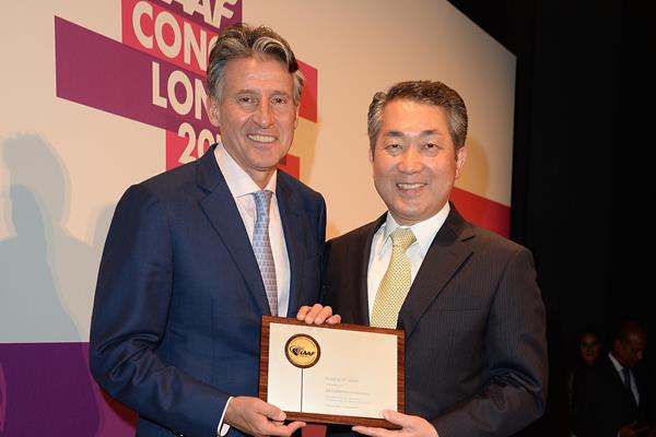 Fumihiro Yamasawa of Japan receiving his IAAF Plaque of Merit from IAAF President Sebastian Coe in London (Getty Images)