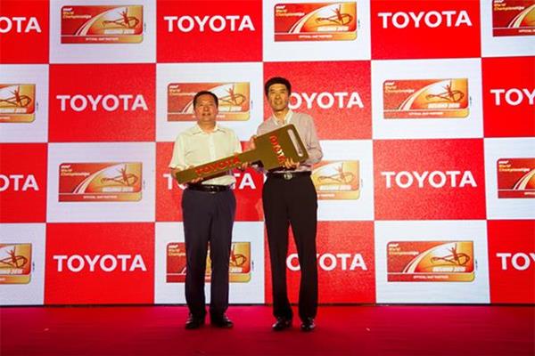 Toyota Motor China executive vice president Dong Changzheng hands the key to Chen Jie, executive secretary of the local organising committee (Toyota / Beijing 2015 LOC)