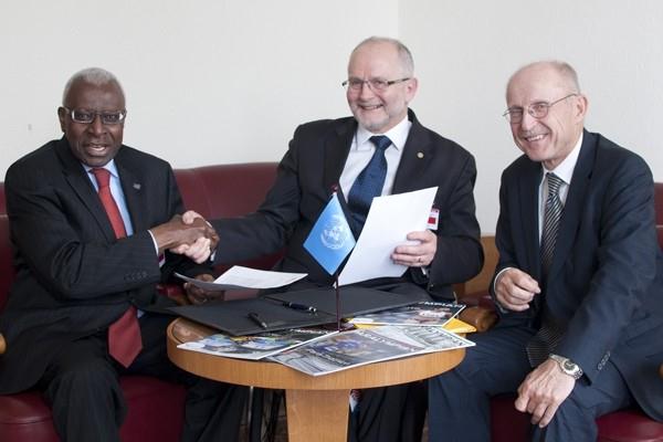 (l to r) IAAF President Lamine Diack, Sir Philip Craven, President of the IPC, and Special Adviser to the United Nations Secretary-General on Sport for Development, Wilfried Lemke during the International Forum on Sport, Peace and Development in Geneva (Antoine Tardy, UNOSDP)