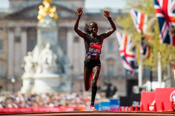 Vivian Cheruiyot wins the London Marathon (Getty Images)