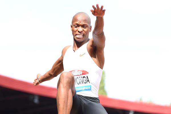 Luvo Manyonga sails to a meeting record in Birmingham (Jiro Mochizuki)