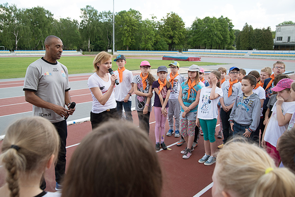 Colin Jackson meets local schoolchildren in Warsaw (Tomasz Kasjaniuk)