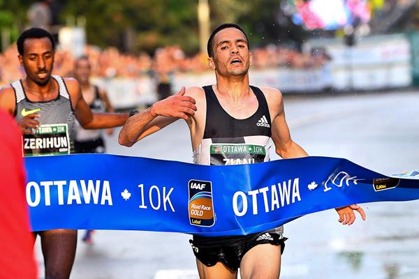 Mohamed Ziani notches a narrow victory at the Ottawa 10K (Bruce Wodder/Photo Run)