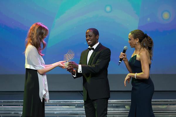 Dwight Phillips receives the IAAF distinguished career award (Philippe Fitte)