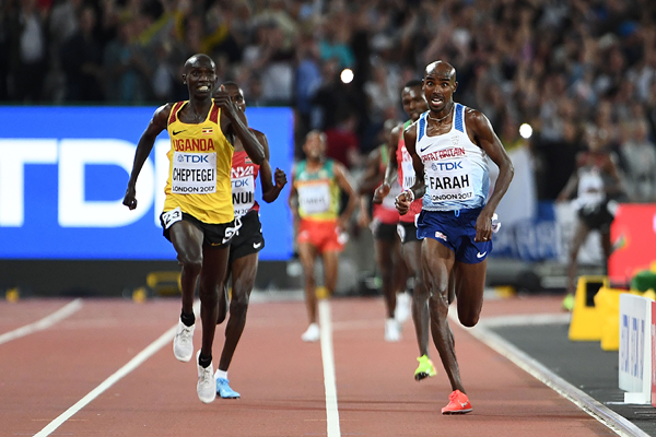 Joshua Cheptegei and Mo Farah in the 10,000m at the IAAF World Championships London 2017 (AFP / Getty Images)