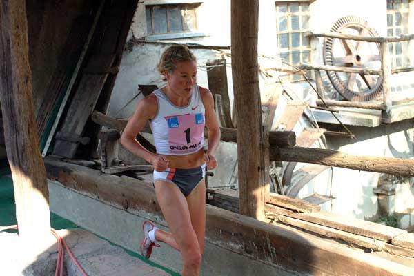 Benita Johnson crosses the Meraviglia Mill at the 2005 Cinque Mulini (Lorenzo Sampaolo)