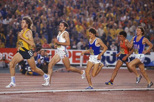 John Walker leads from Steve Ovett at the 1977 IAAF World Cup (Getty Images)