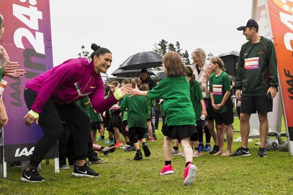 Valerie Adams congratulates finishers in the Auckland IAAF Run 24:1 race (Alisha Lovrich)