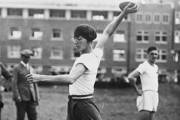 Halina Konopacka in action in the discus at the 1928 Olympic Games (NAC)